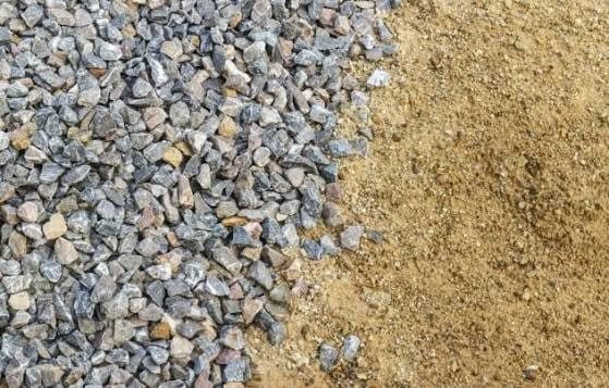 Drainage aggregate beside compacted base material